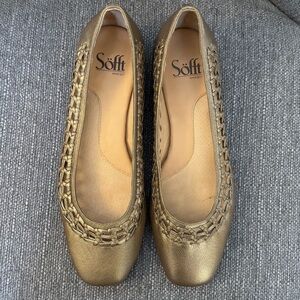 Sofft Woven Detail Flats Size 7M light bronze /old gold